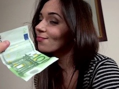 Девка разрешает кончить на лицо за 100 евро - наверное реально нуждается в деньгах