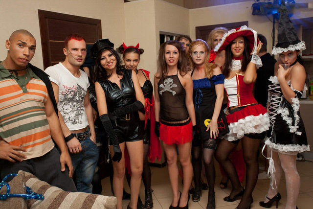 Веселая секс вечеринка русских студентов на Хэллоуин с бухлом и развратными девчонками