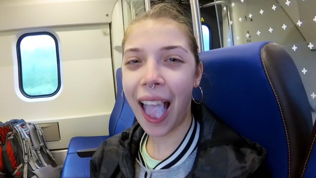 Секс в поезде русской парочки из Москвы и сперма в ротик после минета