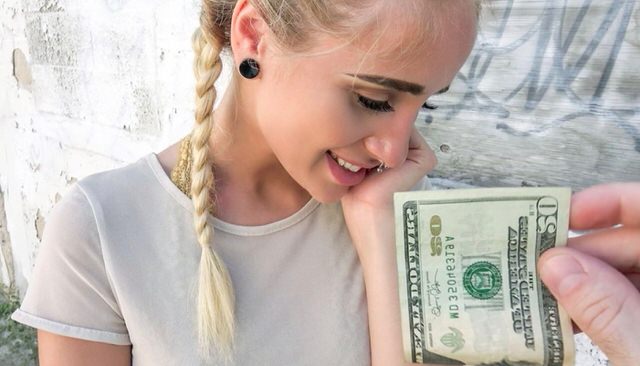 Очень красивая блондинка повелась на деньги пикапера