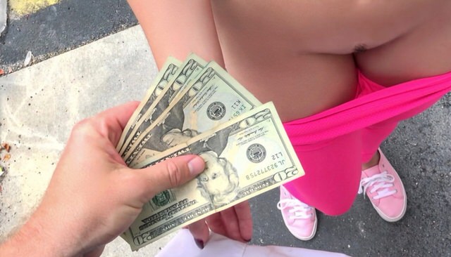 Девушка быстро сняла трусы и дала за деньги просто на улице