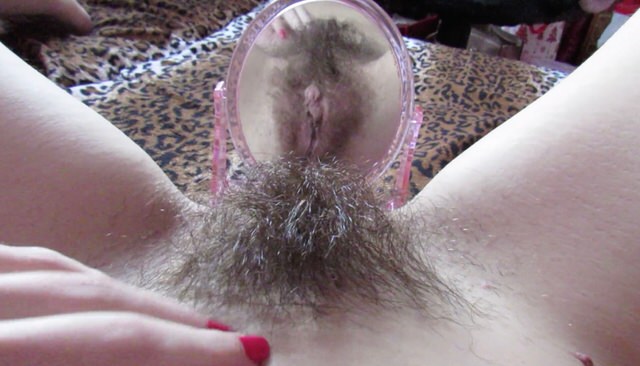Женщина с волосатой пиздой ласкает сама себя перед зеркалом