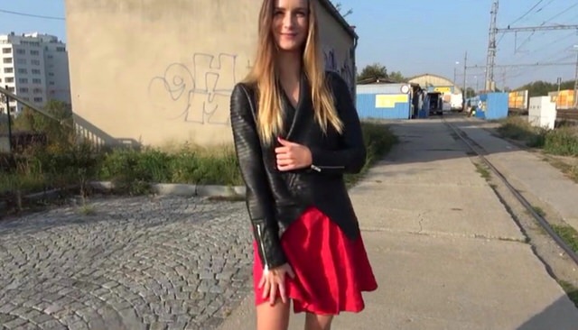 Девушка в красной юбке согласилась на секс за деньги с чешским пикапером